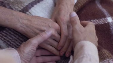 Yaşlı adam dikkatle ilişkide kadının elleri, bakım ve hassasiyet alarak
