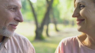 Yaşlı adam ve kadın aşk ve sarılma ve gülümseyen mutlu birlikte, üst düzey çift