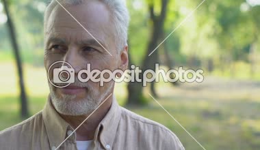 Arkadan gözleri ve gülümseyen, neşeli üst düzey iki yaşlı Bayan kapanış mans