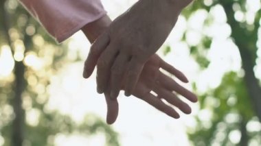 İki yaşlı insanlar elele ve açık renkli, mutlu gelecek yürüme