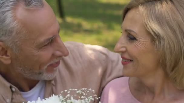 Eski Birlikte Mutlu Çift Getirerek Buket Çiçek Kadın Yaşlı Adam — Stok video
