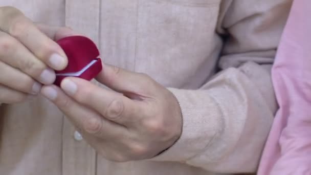 貴重な婚約指輪ダイヤモンドを呈する女性に男の成熟した クローズ アップ — ストック動画