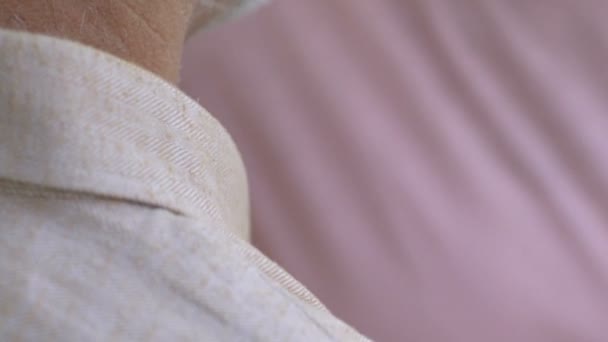 幸せな高齢者女性ハグ老人をしわし 心から笑顔をクローズ アップ — ストック動画