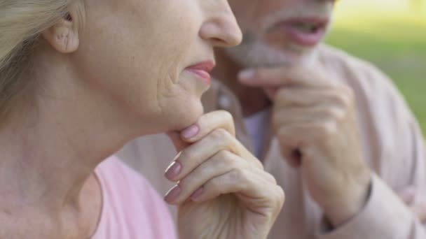 Aufgebrachtes Altes Paar Sitzt Auf Bank Park Redet Und Streitet — Stockvideo