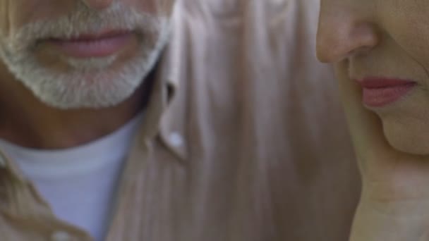 Yaşlı Kadın Ağlayan Üst Düzey Adam Onu Dikkatle Desteklemek Sakin — Stok video