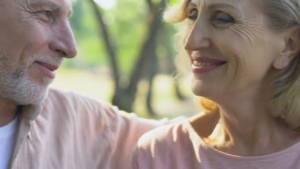古い男と女愛と抱擁 幸せな一緒に シニア カップル — ストック動画