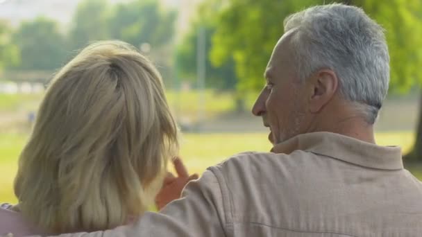 Felice Anziani Seduti Sulla Panchina Nel Parco Parlando Abbracciando Vista — Video Stock