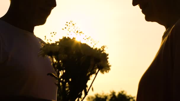 Hombre Dando Flores Mujer Besan Fondo Del Atardecer Momento Romántico — Vídeos de Stock
