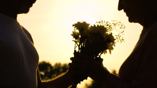 Чоловік Дарує Леді Квіти Пара Ходить Парку Фоні Заходу Сонця — стокове відео