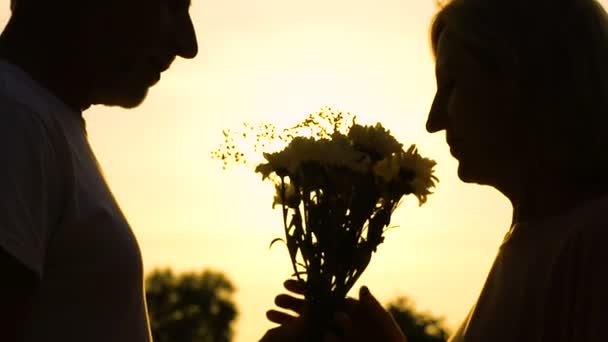 Homem Idoso Trazendo Flores Mulher Beijando Sua Mão Pôr Sol — Vídeo de Stock