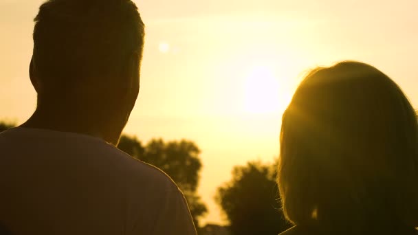 Szczęśliwa Para Starych Ciesząc Się Piękny Romantyczny Wieczór Zachód Słońca — Wideo stockowe