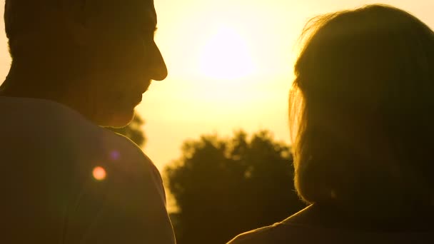 Homem Idoso Beijando Abraçando Amada Mulher Admirando Pôr Sol Romântico — Vídeo de Stock