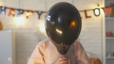 Küçük çocuk siyah balon gizleme ve gösterme pençeleri, Cadılar Bayramı