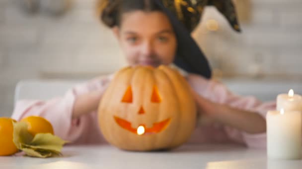 Lilla Häxan Visar Skrämmande Jack Lantern Pumpa Förbereda För Halloween — Stockvideo