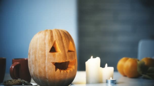 Calabaza Halloween Tallada Espeluznante Sonriendo Con Velas Encendidas Mesa Tradiciones — Vídeo de stock