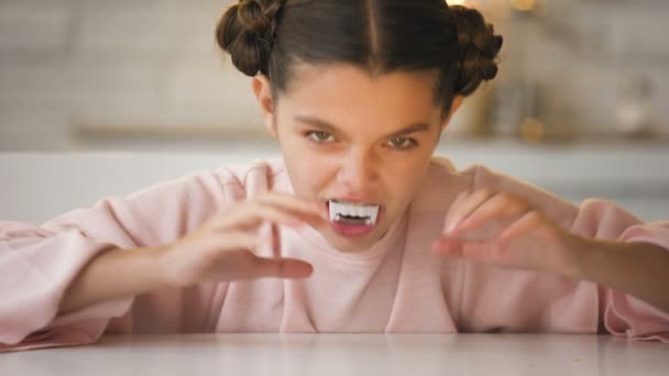 Pequeña Chica Vampiro Con Grandes Colmillos Haciendo Caras Aterradoras Fiesta — Vídeos de Stock