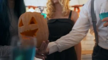 Genç erkek ve kadınların parti Halloween kabak ile birlikte alkol