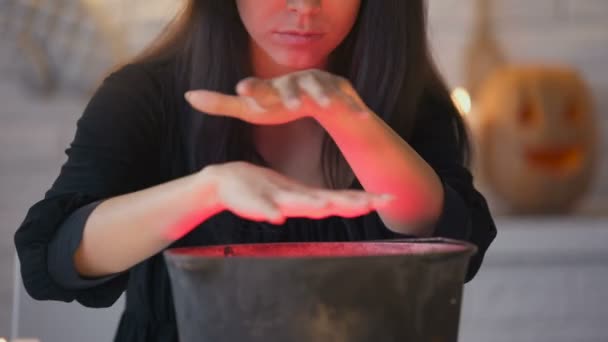 Jovem Bruxa Vestido Preto Conjurando Cozinhar Poção Magia Véspera Halloween — Vídeo de Stock