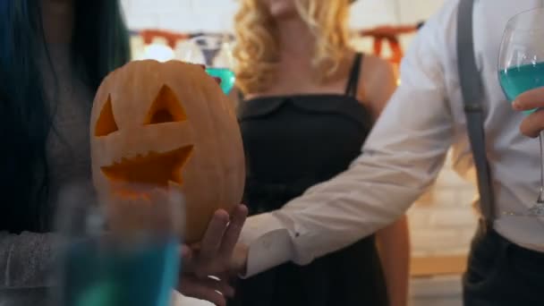 Fiatal Férfiak Nők Bulizás Halloween Tököt Alkoholfogyasztás Együtt — Stock videók