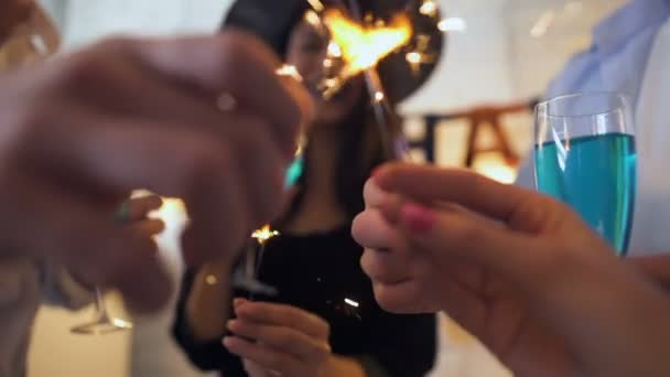 Jeunes Gens Souriant Tenant Lumière Bengale Des Cocktails Fête Halloween — Video