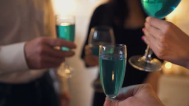 Freunde klappern blaue Cocktails und amüsieren sich, genießen die gemeinsame Zeit