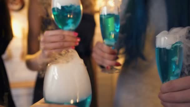 Jóvenes Bebiendo Bebidas Azules Con Humo Blanco Disfrutando Fiesta Juntos — Vídeos de Stock