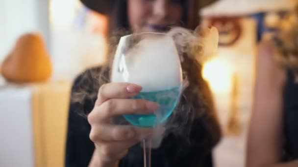 Młoda Dama Uśmiechając Się Trzymając Niebieski Koktajl Białego Dymu Halloween — Wideo stockowe