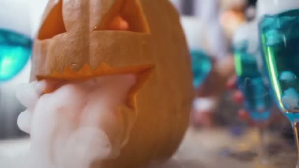 Pessoas Tomando Copos Com Coquetéis Azuis Mesa Com Abóbora Halloween — Vídeo de Stock