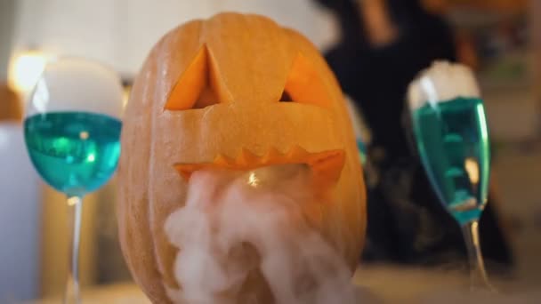 Страшная Тыква Хэллоуин Дымящиеся Голубые Коктейли Праздничном Столе Традиции — стоковое видео