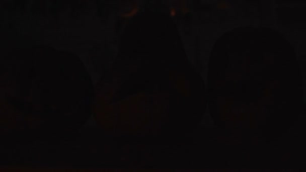 Calabazas Talladas Jack Lantern Con Humo Oscuridad Luz Roja Fiesta — Vídeo de stock