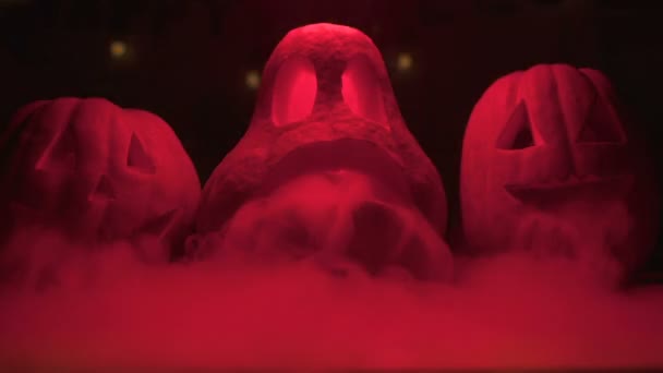 可怕的万圣节南瓜与烟雾和闪烁的灯光背景 — 图库视频影像