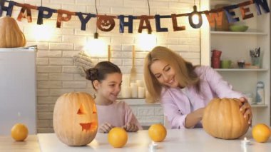 Anne gösteren jack-o-lantern kızı ve aniden onu eğlenceli korkutmak için oyulmuş