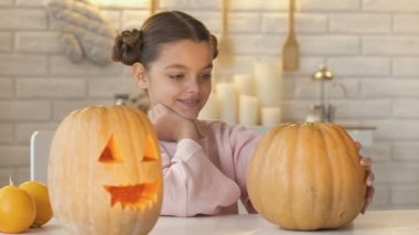 Şeker toplamaya oynamak için korkutucu Kabak, bekleyen akşam surata kız