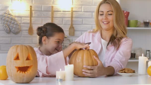 Dcera Matka Carving Pumpkin Jack Lucernou Tráví Společně Čas — Stock video