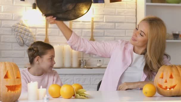 Madre Poniendo Sombrero Bruja Divertida Hija Tradiciones Celebración Halloween — Vídeos de Stock