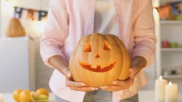 Manos Femeninas Mostrando Calabaza Tallada Divertida Cámara Trabajo Hecho Mano — Vídeos de Stock