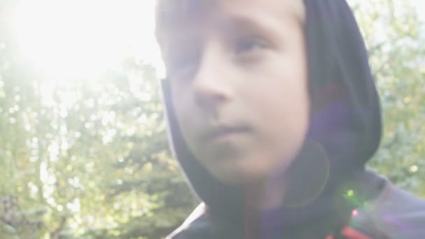Mały Chłopiec Kostium Polowania Słodycze Figle Odwiedzając Sąsiadów — Wideo stockowe