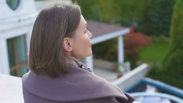 Gelukkig Vrouw Staande Het Balkon Van Estate Frisse Lucht Ademhaling — Stockvideo