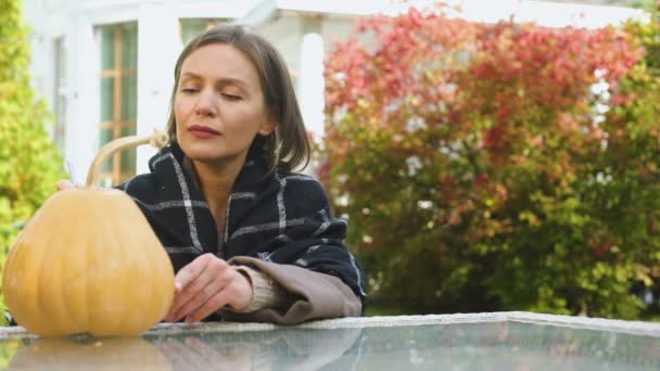 Mujer Tallando Calabaza Jack Linterna Para Fiesta Halloween Sentado Patio — Vídeos de Stock