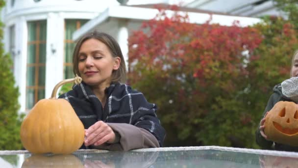 Dívka Přináší Pumpkin Jack Lucernou Matka Dvoře Příprava Halloween — Stock video