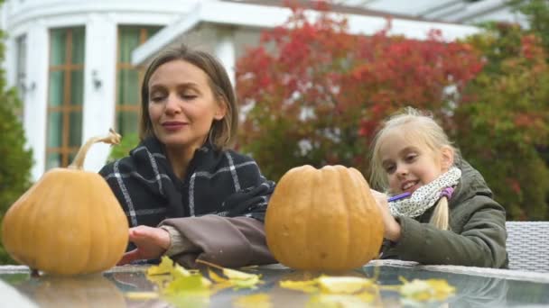 Glückliche Mutter Und Tochter Schnitzen Kürbis Jack Laterne Für Halloween — Stockvideo