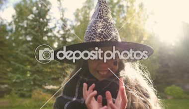 Kötü oynayan kız cadı, öfkeyle kükreyen kameraya, Cadılar Bayramı partisi kutlama