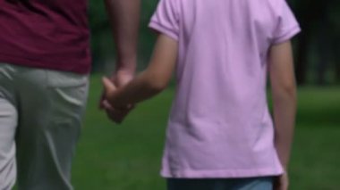 Dostum ve evlat eller ve çekip, Aile hafta sonu park holding, destek