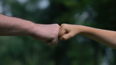 Adam ve çocuk yumruklarını, Ebeveynler çocuklar, closeup için güvenilir destek olarak delme