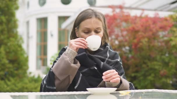 Frau Karo Trinkt Warmen Tee Genießt Den Herbstmorgen Hof Tröstet — Stockvideo