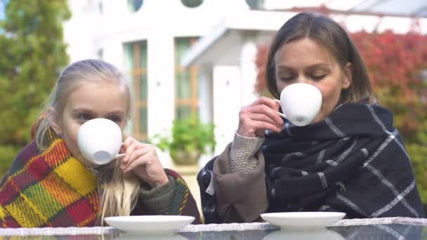 Mor Och Barn Insvept Rutigt Dricka Varmt Njuter Höstens Morgon — Stockvideo