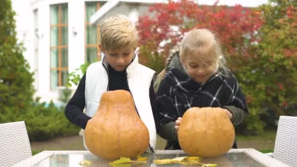 Ευτυχισμένα Παιδιά Σκάλισμα Κολοκύθας Jack Φανάρι Προετοιμασία Για Halloween Πάρτι — Αρχείο Βίντεο