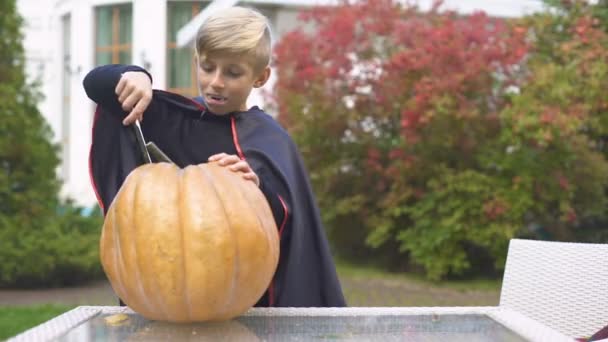 Nadšený Kluk Upíří Kostým Carving Pumpkin Jack Lucerny Halloween — Stock video