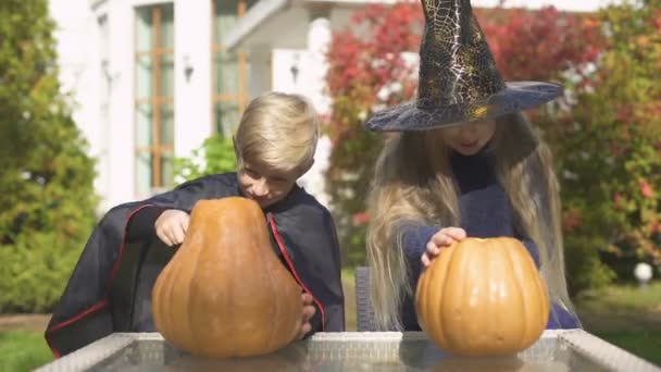 Παιδιά Στην Μεταμφίεση Σκάλισμα Κολοκύθας Jack Φανάρι Κοστούμια Για Halloween — Αρχείο Βίντεο
