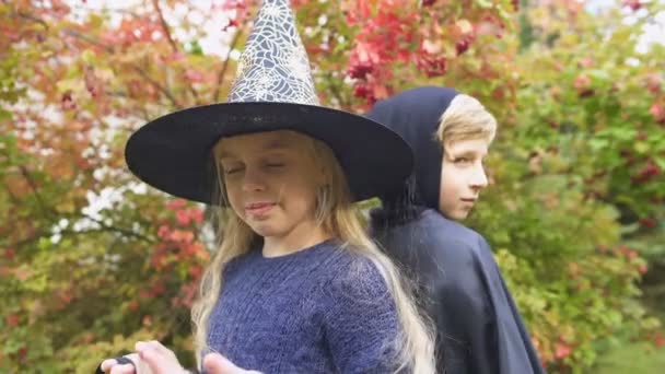 Flicka Häxa Kostym Och Pojke Vampyr Poserar För Kameran Halloweenfirande — Stockvideo